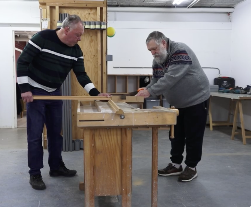 Frits en Marcel aan de werkbank in De Sjet